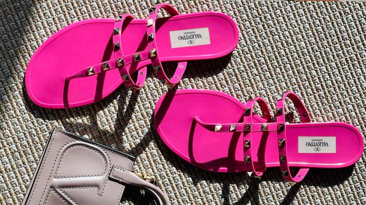 Foto de uma rasteira da marca Valentino, uma das peças de luxo nunca usadas a venda no brechó etiqueta única.
