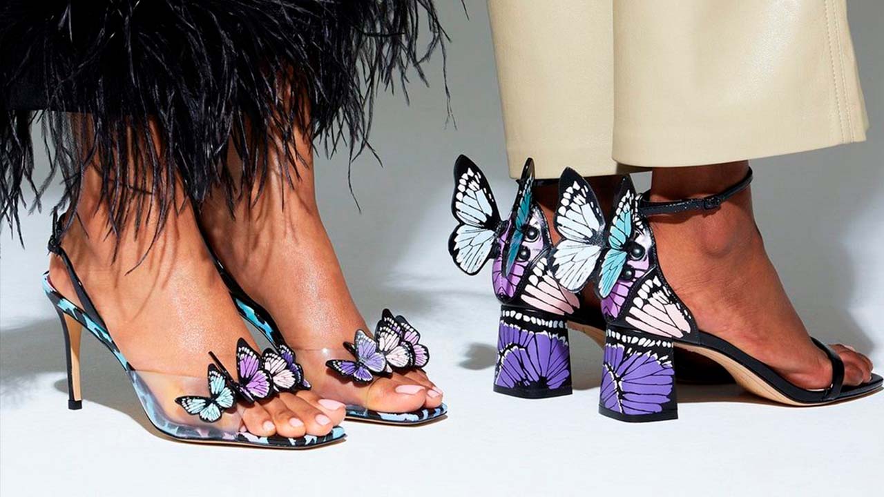 Foto de pés de mulheres calçando sapatos femininos de luxo.