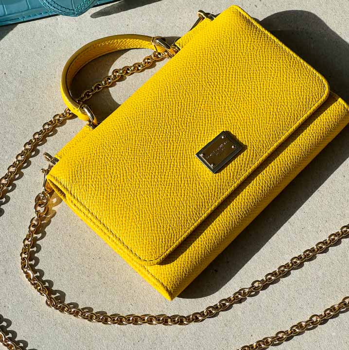 Foto de uma das Bolsas Amarelas de Luxo da Dolce & Gabbana.