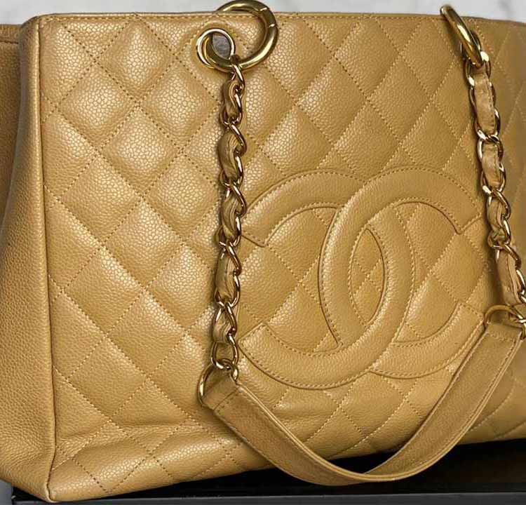 Foto da bolsa de mão da Chanel GST.