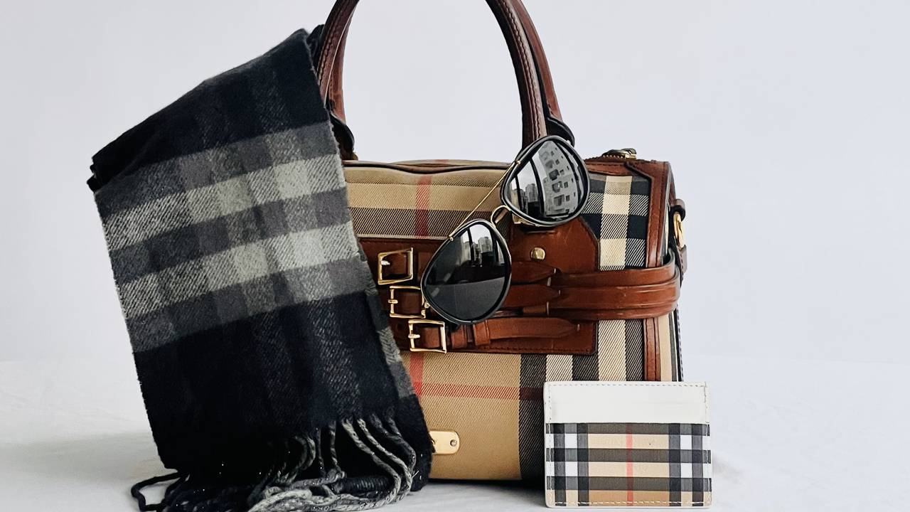 Acessórios com a icônica estampa xadrez Burberry. Clique na imagem e confira criações da marca!