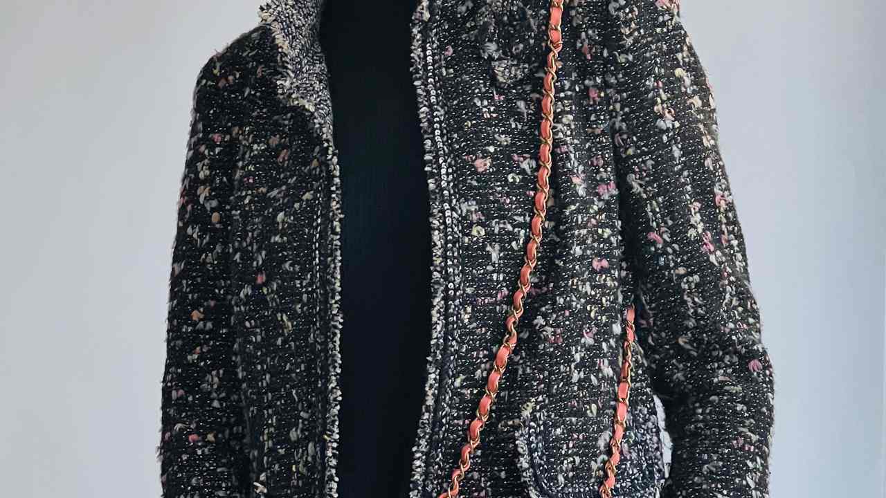 Blazer tweed Chanel. Clique na imagem e confira mais peças da marca!