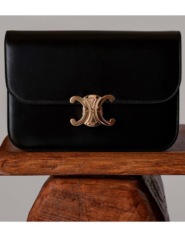 Bolsa Celine Triomphe. Clique na imagem e confira mais modelos da marca! (Foto: Reprodução/Instagram @celine)