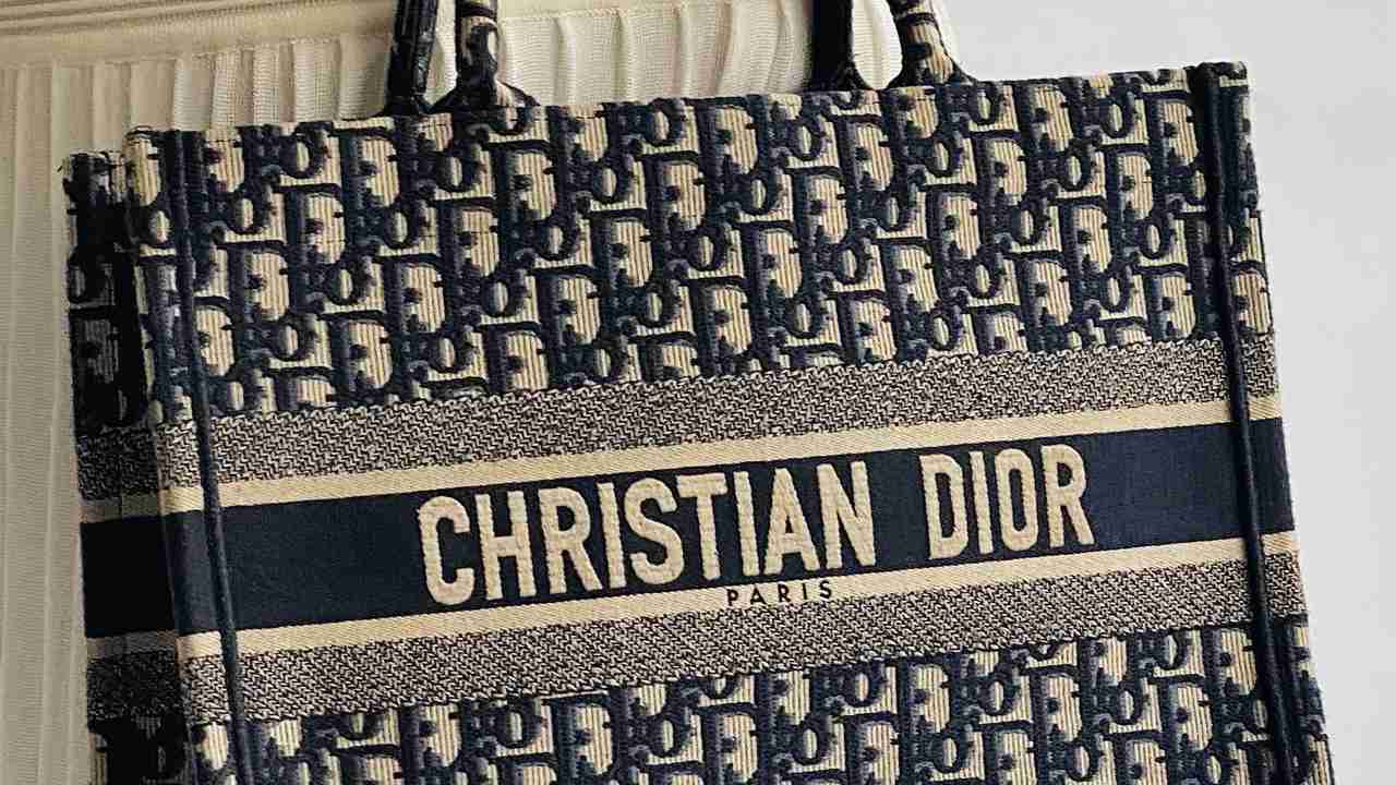 Bolsa Dior Book Tote. Clique na imagem e confira mais modelos da marca!