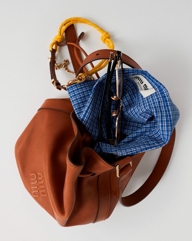Bolsa Miu Miu Bucket. Clique na imagem e confira mais criações da marca! (Foto: Reprodução/Instagram @miumiu)