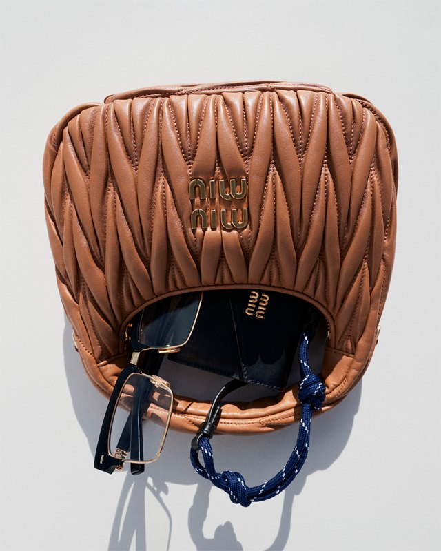 Bolsa Miu Miu Wander. Clique na imagem e confira mais criações da marca! (Foto: Reprodução/Instagram @miumiu)