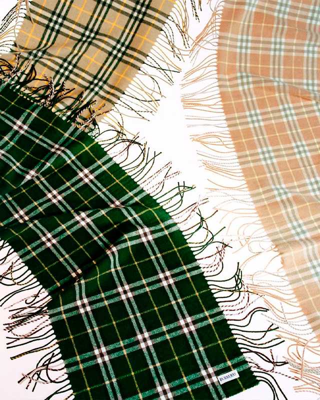 Cachecóis xadrez Burberry. Clique na imagem e confira criações da marca! (Foto: Reprodução/Instagram @burberry)