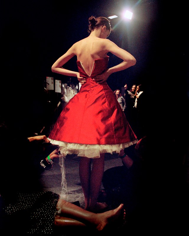 Bastidores do desfile da coleção 'Flesh and Blood' de 2008 fotografado por Ann Ray. (Foto: Reprodução/FristArtMuseum.org)