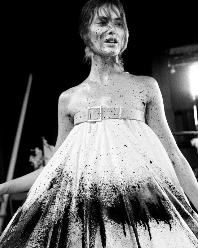 Bastidores do desfile da coleção 'Insensé II,' de 1998 fotografado por Ann Ray. (Foto: Reprodução/FristArtMuseum.org)