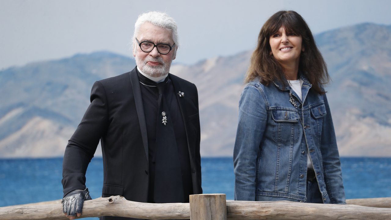 Karl Lagerfeld e Virginie Viard no desfile de Primavera/Verão da Chanel em 2018. Clique na imagem e confira criações da marca!