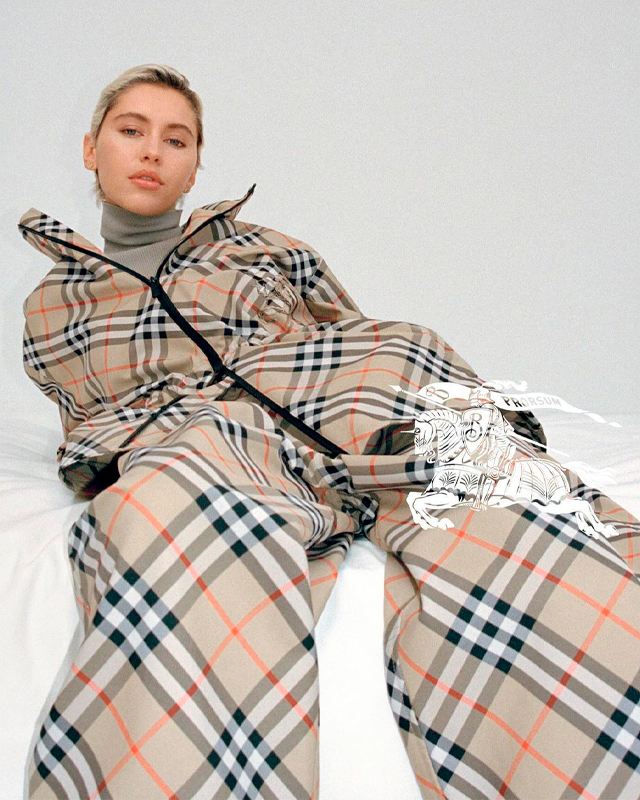 O icônico xadrez Burberry. Clique na imagem e confira criações da marca! (Foto: Repdrodução/Instagram @burberry)