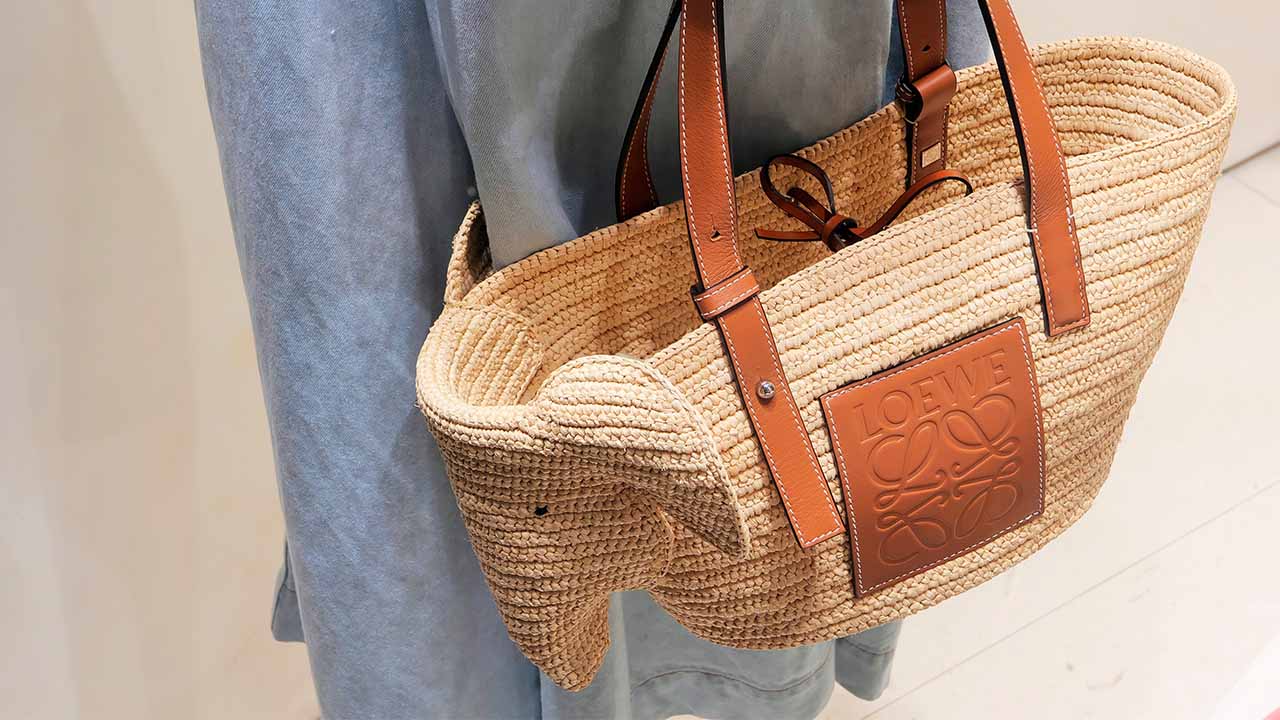 Loewe Lança Campanha ‘Decades of Confusion’ Para Esclarecer a Sua Pronúncia!