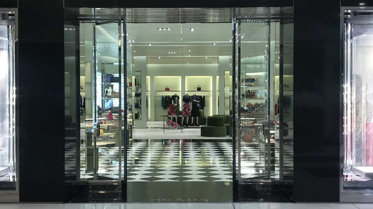 Loja Prada no Shopping JK Iguatemi. (Foto: Reprodução/Prada.com)