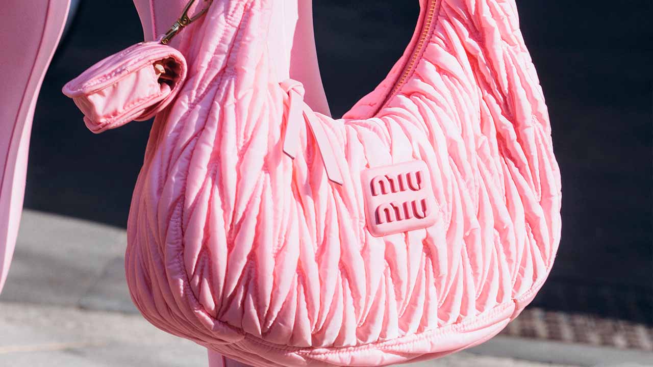 Foto de uma bolsa Miu Miu com o famoso matelassê no couro.