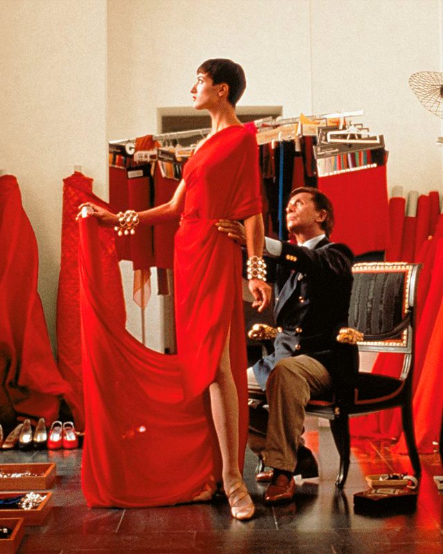 Valentino em seu ateliê em 1990. Clique na imagem e confira criações da marca! (Foto: Reprodução/Instagram @realmrvalentino)