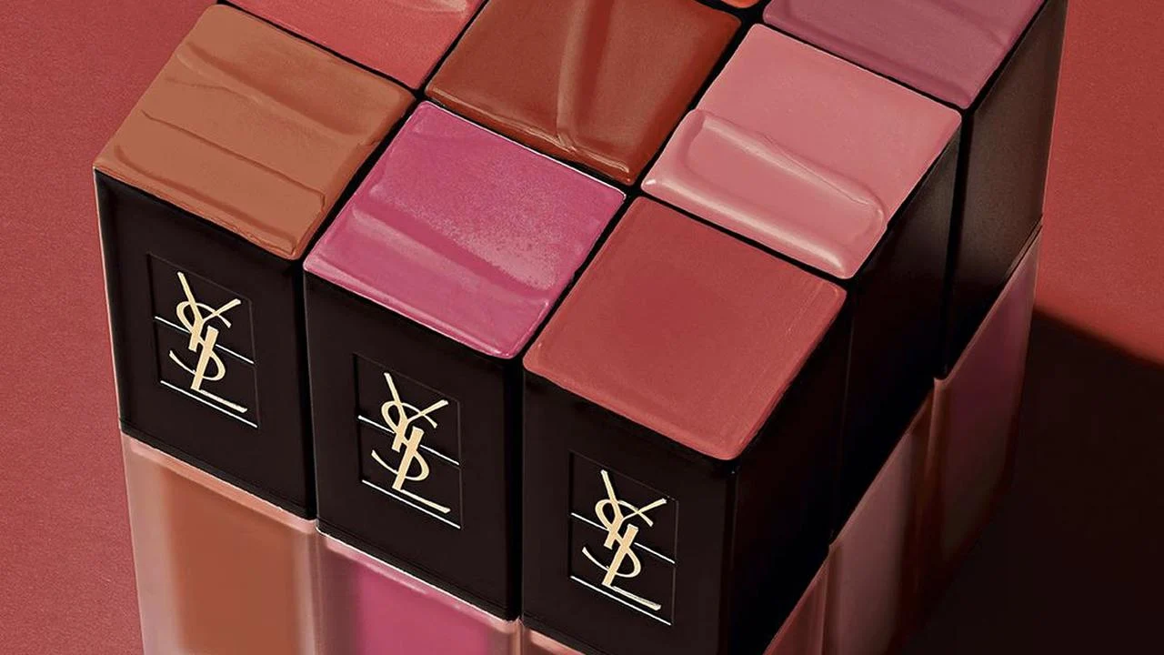 Foto de produtos da linha Yves Saint Laurent Beauty.