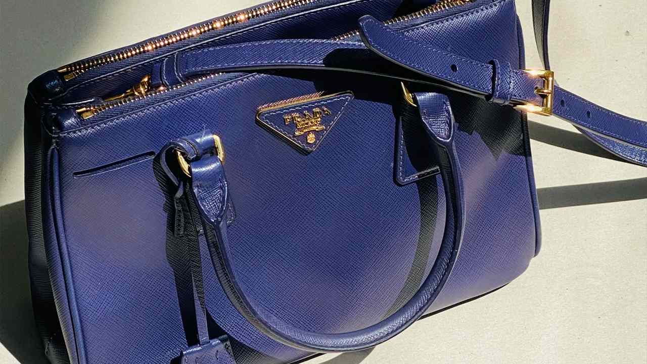 Foto de uma bolsa da Prada, que ocupa a segunda posição na lista das marcas mais desejadas de 2024.