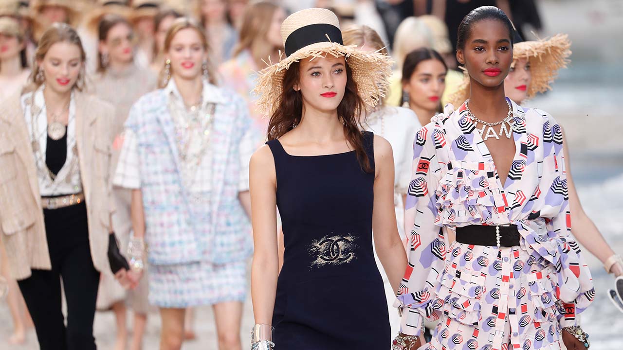 Chanel Cruise 2024/25: Um Resumo do Desfile Irreverente da Grife Francesa!