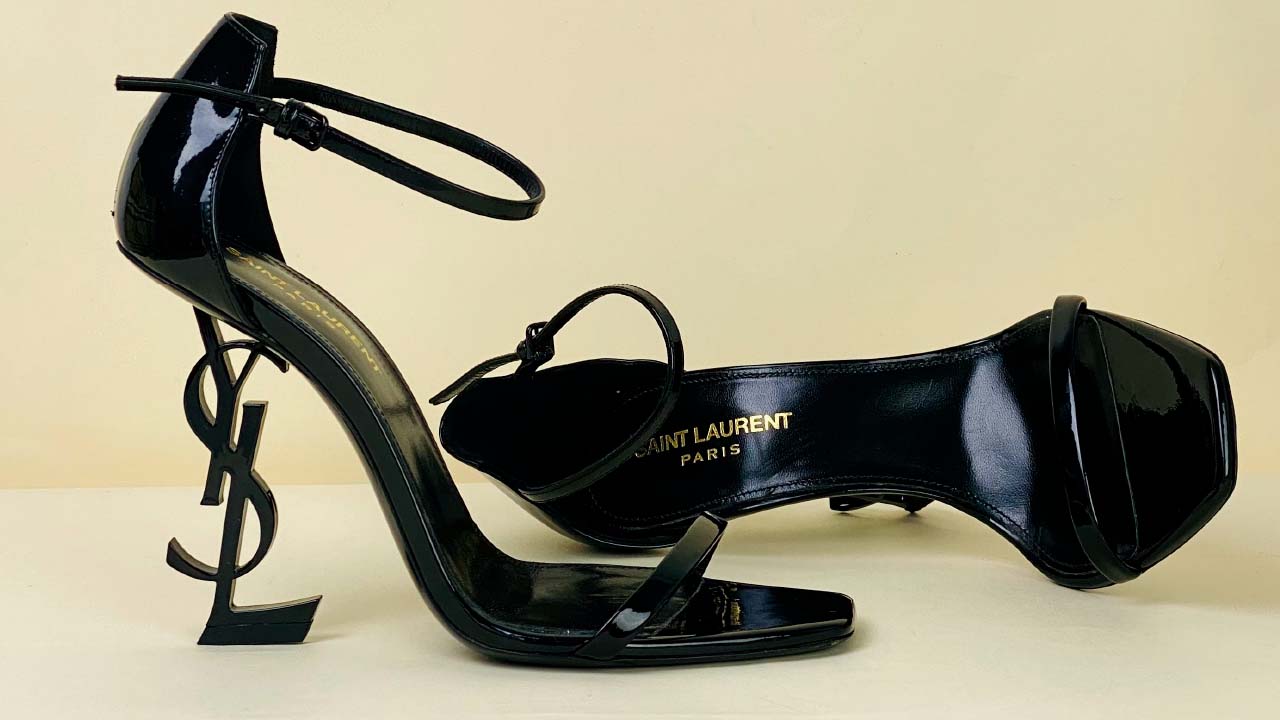 Foto de uma sandália Yve Saint Laurent, a marca YSL que se pronuncia uái-és-él".