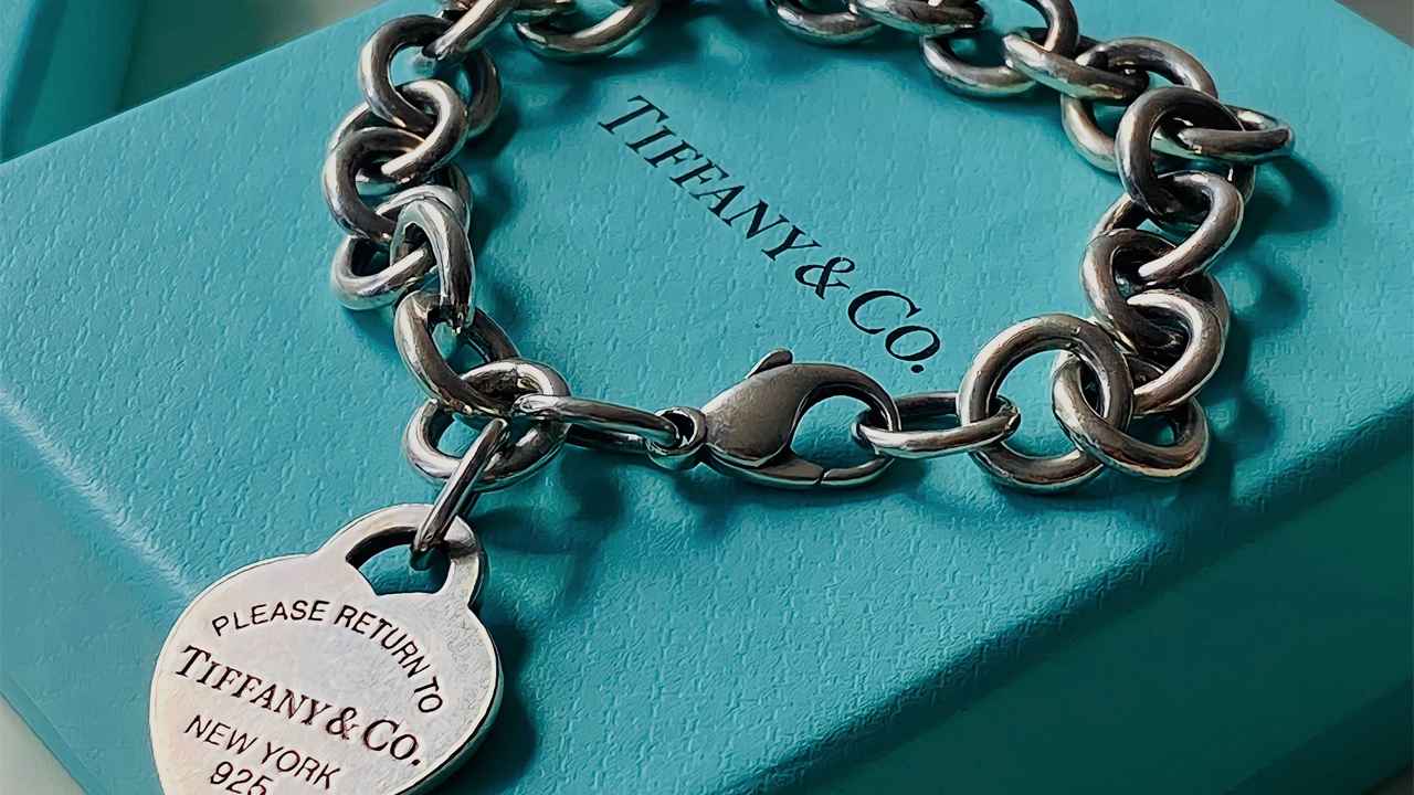 Pulseira Tiffany & Co Heart Tag Charm. Clique na imagem e confira mais criações da marca!
