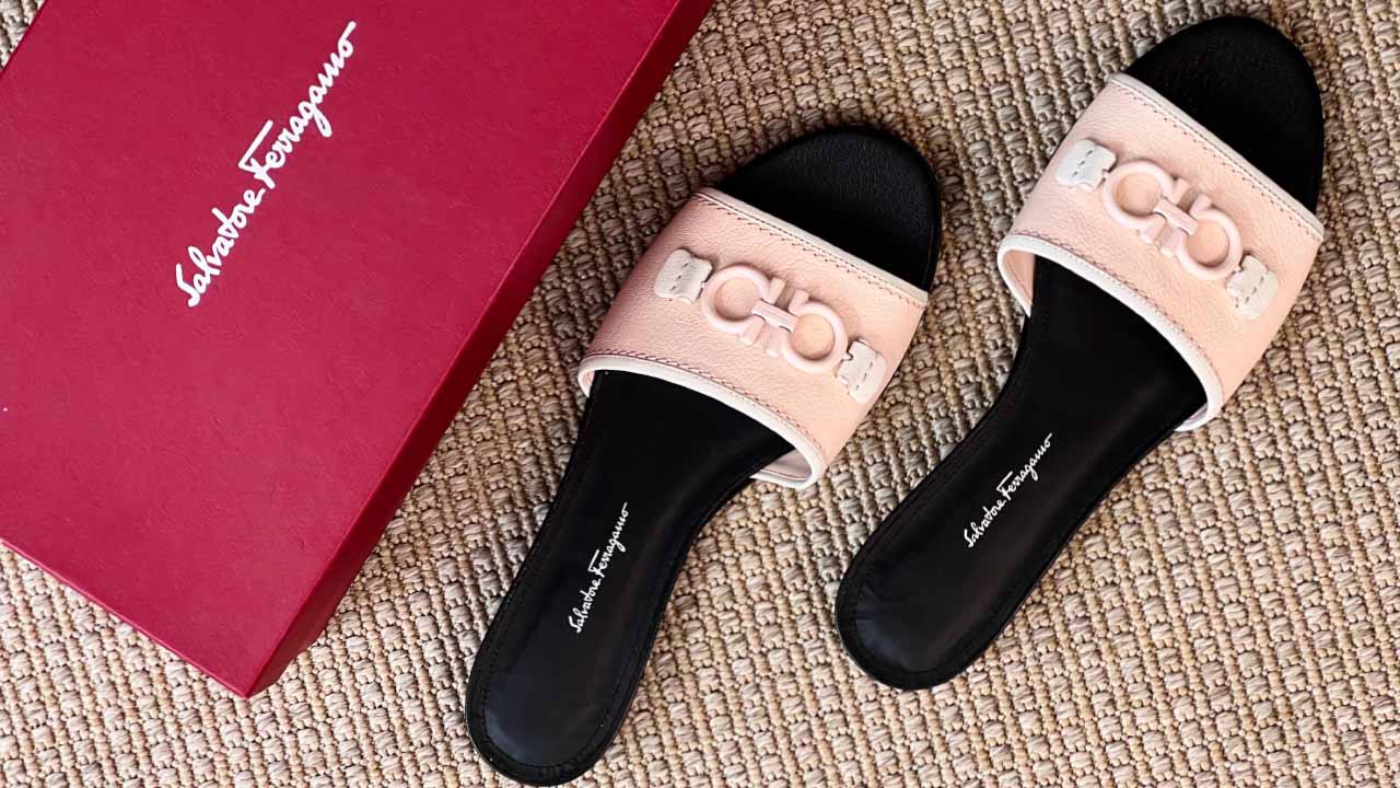 Foto de chinelo Salvatore Ferragamo.