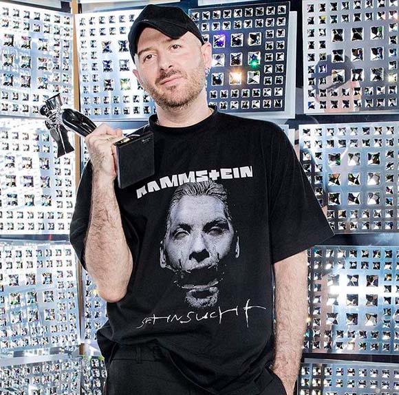 Foto de Demna Gvasalia estilista quem está à frente da Balenciaga.