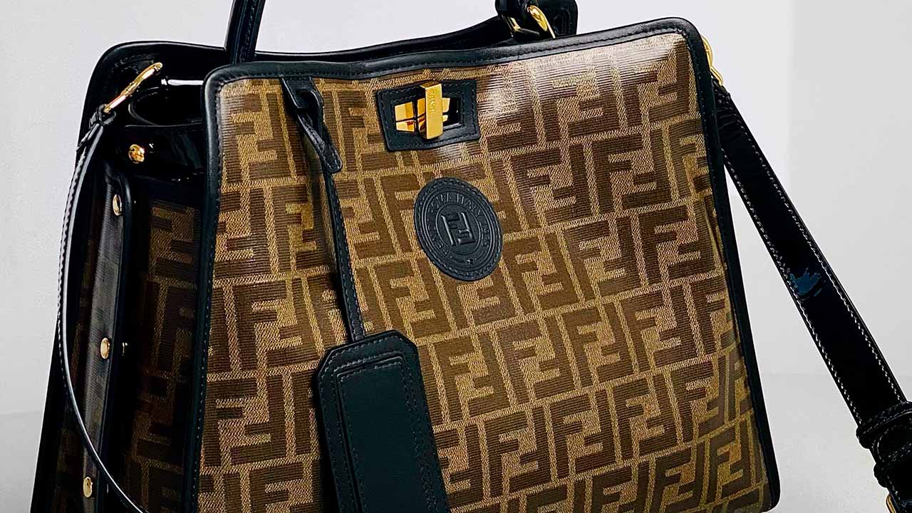 Foto de bolsa com monogramas Fendi.