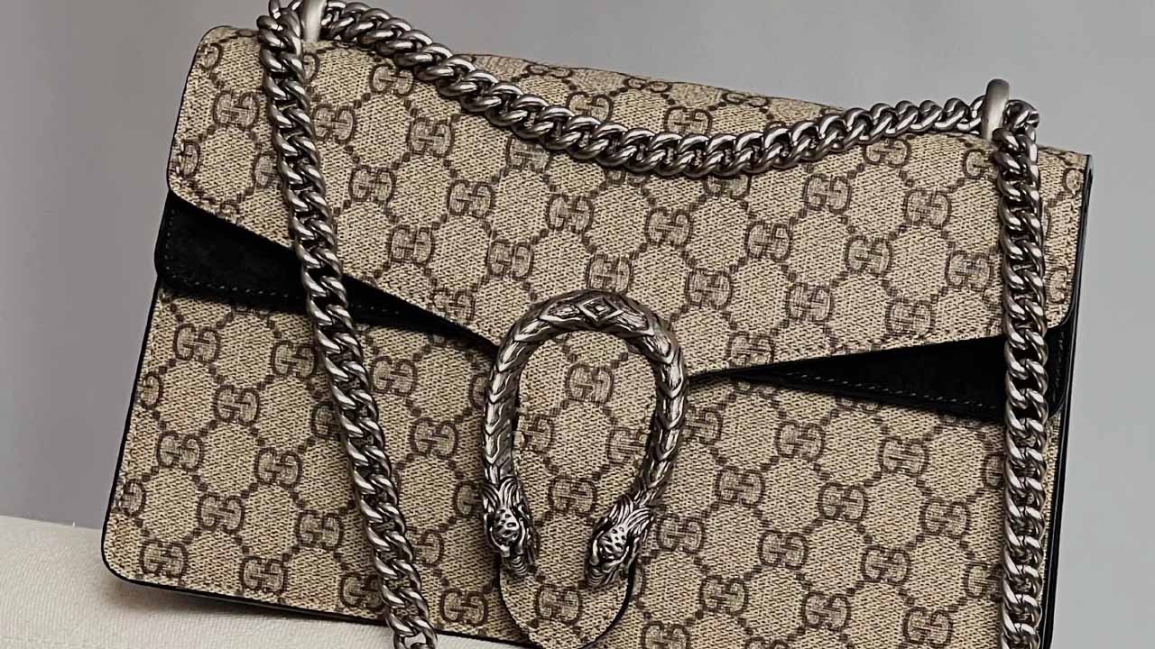 Foto de bolsa com monogramas Gucci.
