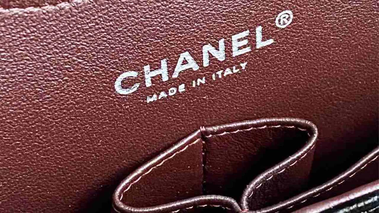 Foto de uma bolsa chanel feita na itália com estampa made in italy.