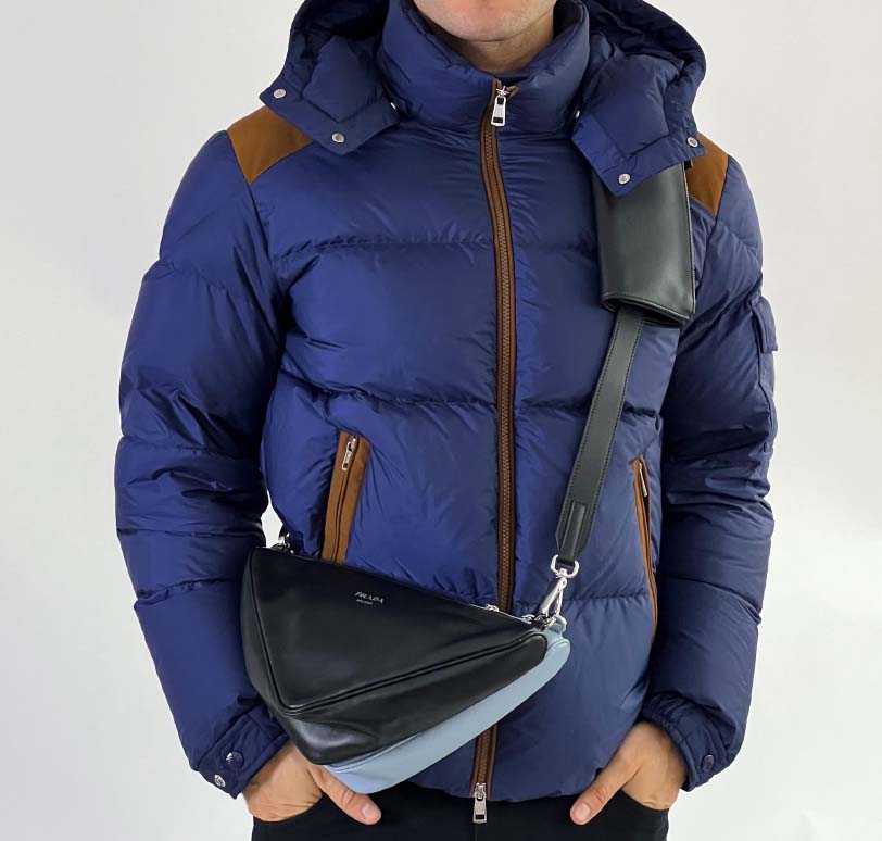 Foto de um homem usando uma bolsa da Prada que está entre as melhores marcas masculinas de luxo na super sale mês dos namorados.