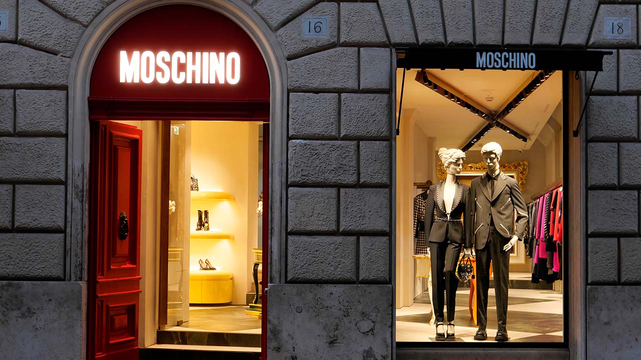 Moschino na MFW: Tudo sobre a Primeira Coleção Masculina do Novo Estilista Adrian Appiolaza!