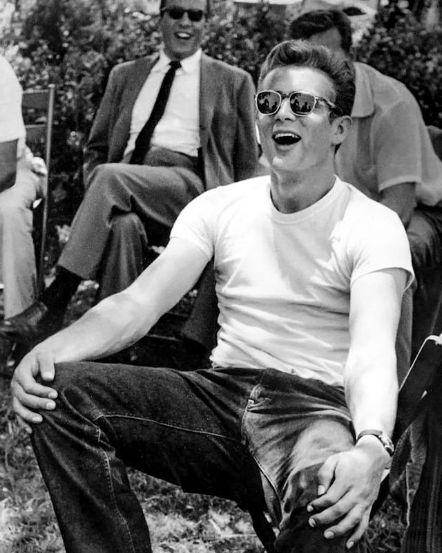 Foto de James Dean usando o óuclos Wayfarer Ray-ban.