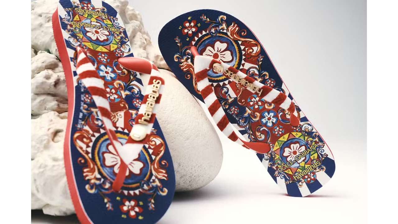 Parceria Havaianas x Dolce & Gabbana. Clique na imagem e confira mais criações da marca italiana! (Foto: Reprodução/Marie Claire Brasil)