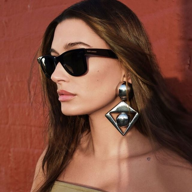 Foto de Hailey Bieber usando o óculos de sol Wayfarer Saint Laurent X Ray-Ban.