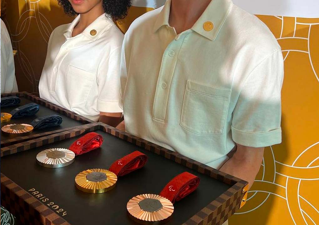 Foto de baú louis vuitton com medalhas dos jogos olímpicos de paris.