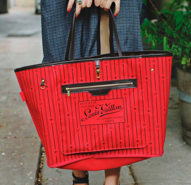 Foto mostrando uma das curiosidades sobre a bolsa louis vuitton neverfull, que é uma tote bag reversível.