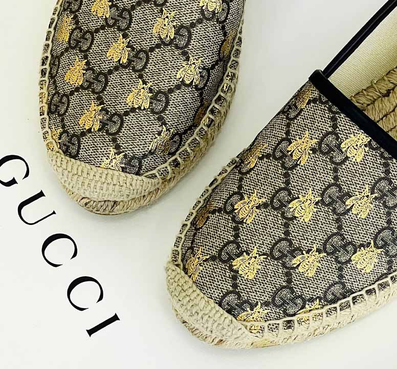 Foto de sapato com estampa da abelha da Gucci.