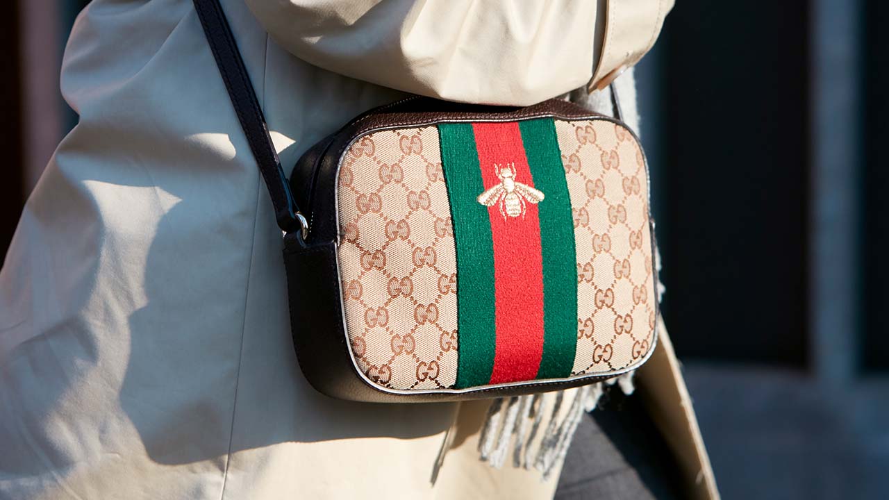 Foto com bolsa com a abelha da Gucci.
