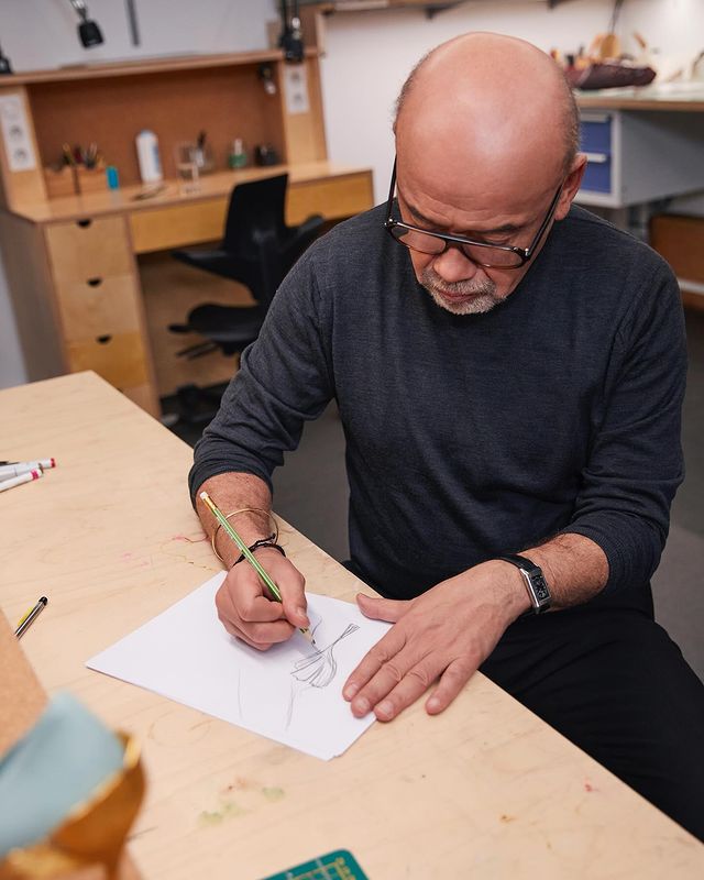 Foto de Christian Louboutin, o atual dono da Louboutin ao lado da Holding Exor.