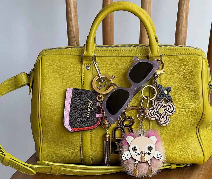 Foto de bolsa com vários bag charms, os chaveiros, penduricalhos ou acessórios para pendurar em bolsa, das marcas de luxo.