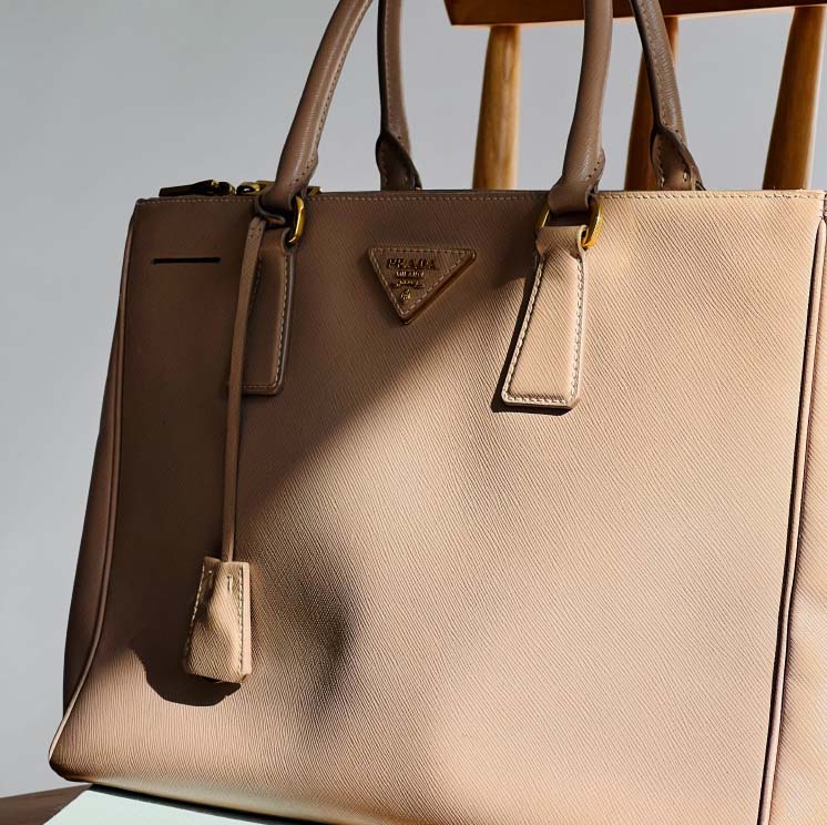 Foto da Bolsa Prada Galleria que tem esse nome em referência a primeira loja da Prada na Galleria Vittorio Emanuelle II.