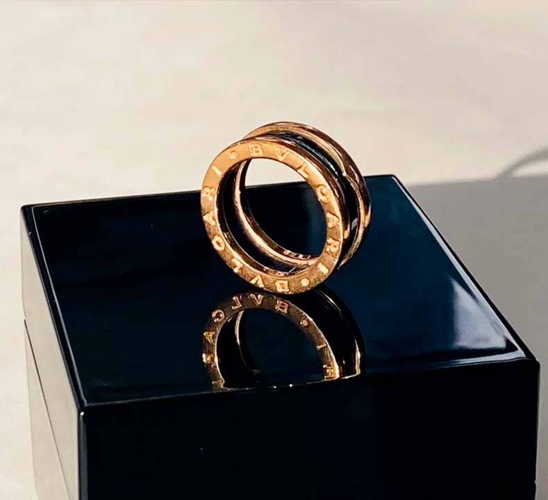 Foto do B.Zero1 da Bulgari, uma das top marcas de anéis e joias do mundo que está na second hand week.