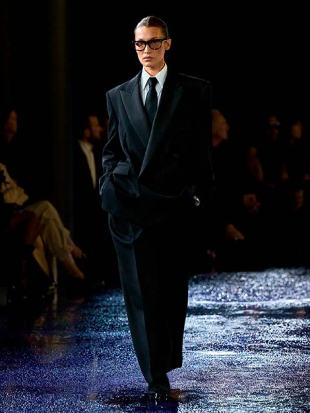 desfile-saint-laurent-pfw-verao-2025-power-dressing-e-destaque-semana-de-moda-de-paris-spring-summer-25
