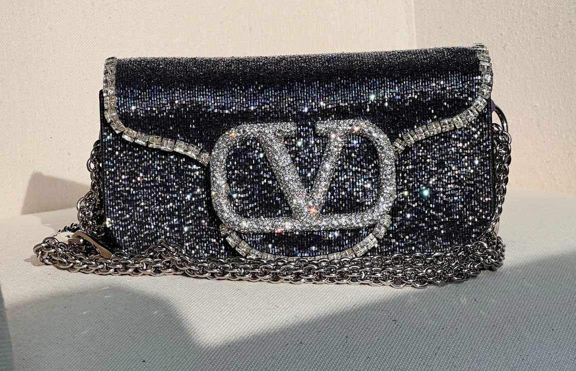 Foto da Bolsa da marca que tem um V com cristais: Valentino Vlogo.