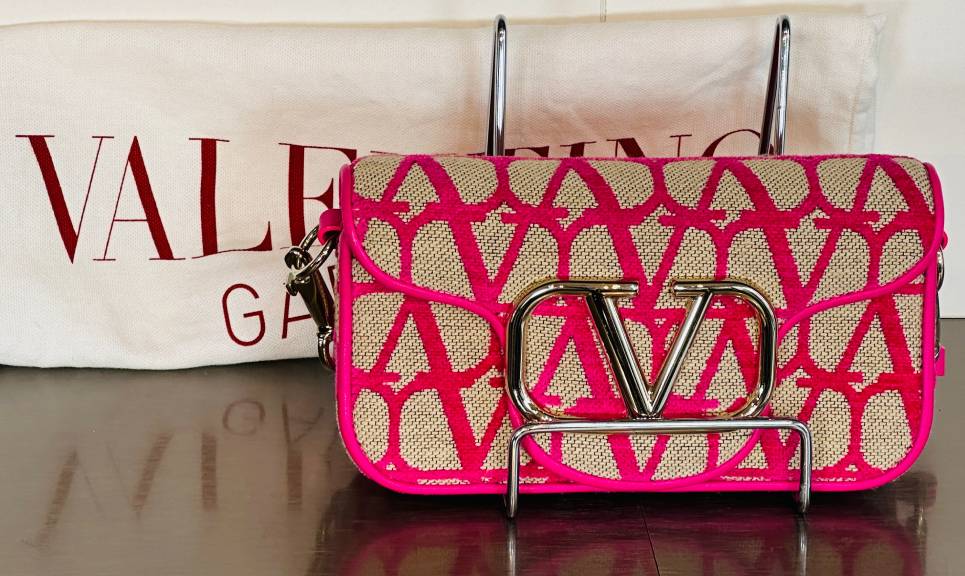 Foto de bolsa com ferragem v prateada da marca Valentino.