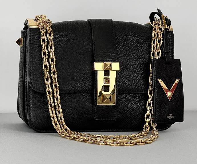 Foto de bolsa valentino com aplicação do logo na tag.