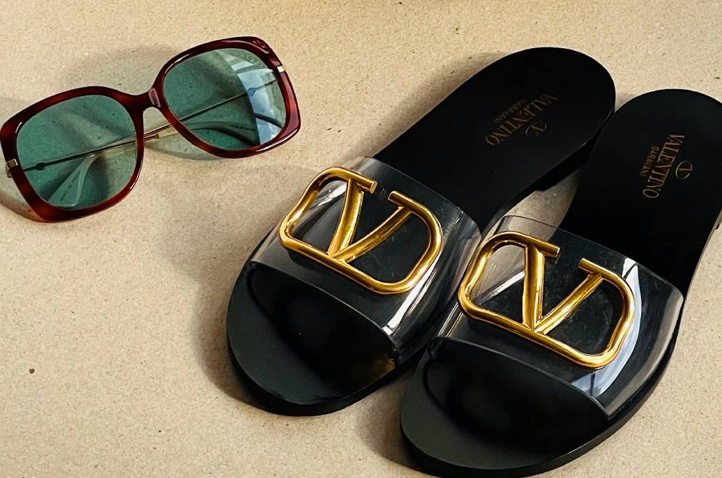 Foto de sandália feminina da valentino com aplicação da ferragem V.