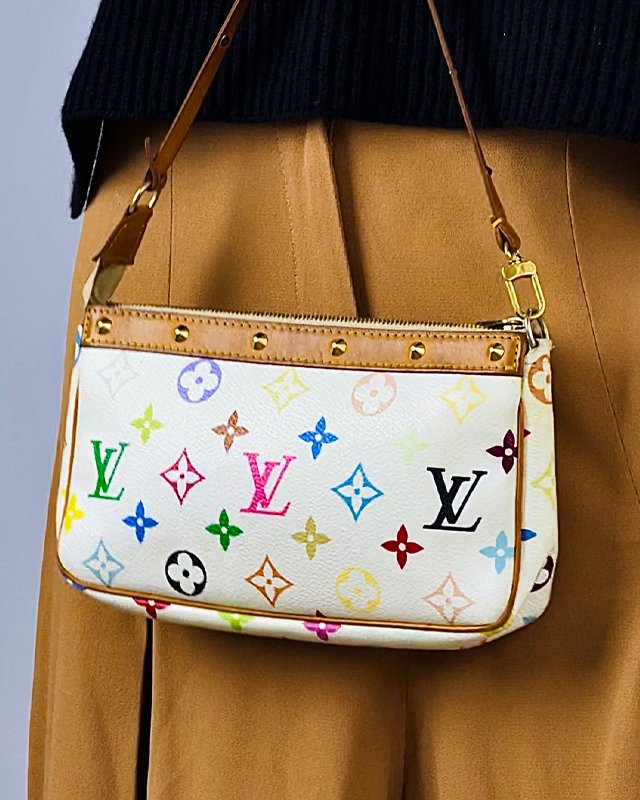 Bolsa Pochette Accessories da parceria Louis Vuitton x Takashi Mukarami. Clique na imagem e confira mais peças da parceria!