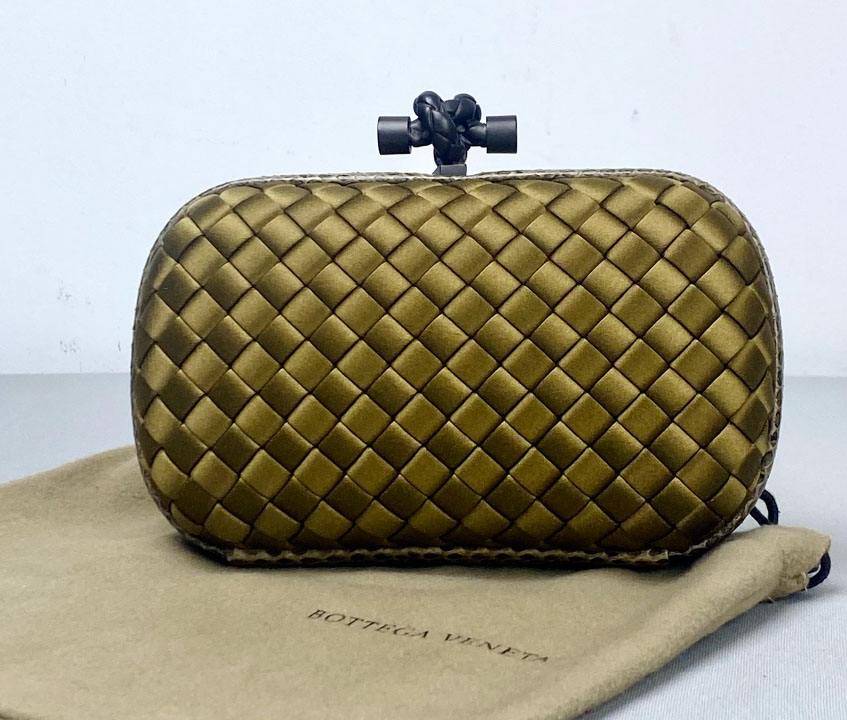 Foto de  uma das bolsas douradas para o réveillon da marca bottega veneta, cor ouro velho.