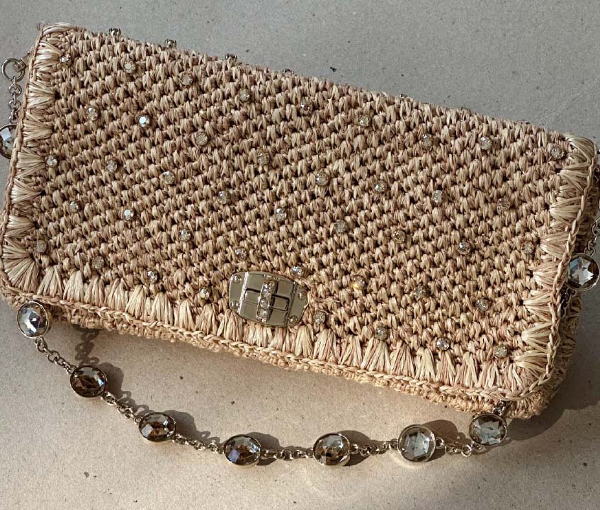 Foto de Bolsa Rafia da Miu Miu uma das bolsas douradas para o réveillon de luxo.